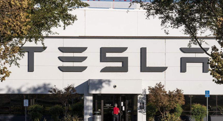 Глобяват с над $130 млн. Tesla заради расизъм и враждебна работна среда