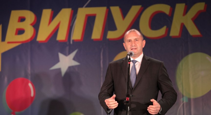 Президентът и Десислава Радева посрещнаха младежи в неравностойно положение на бал в 