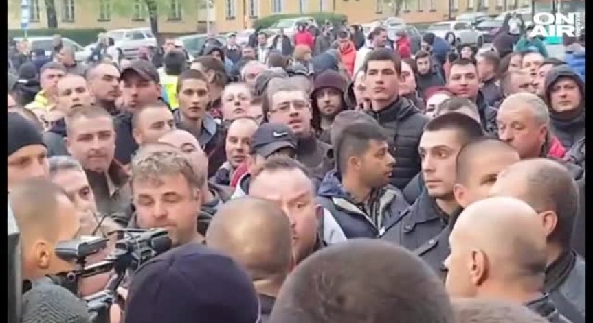 Втора вечер на протести в Габрово: Напрежение и шествие