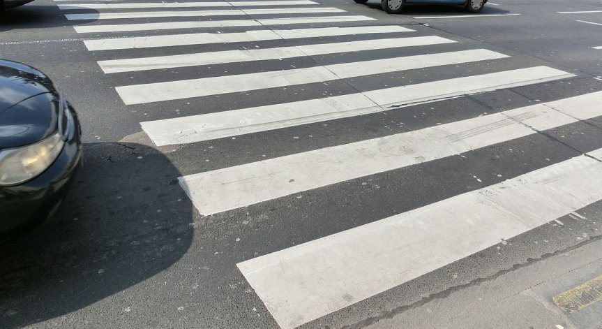 Възрастна жена е в болница, след като шофьор я блъсна на пешеходна пътека