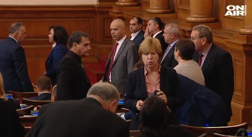 Депутатите гласуват третия вот на недоверие към  кабинета 