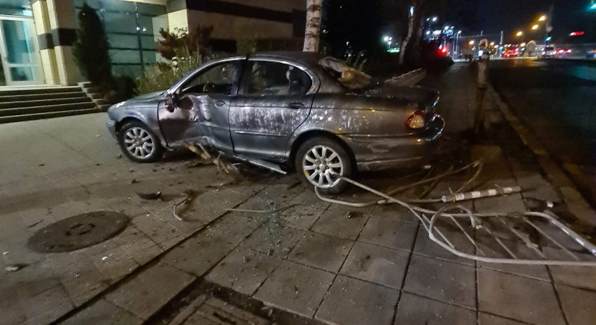 Автомобил прегази предпазна ограда и 