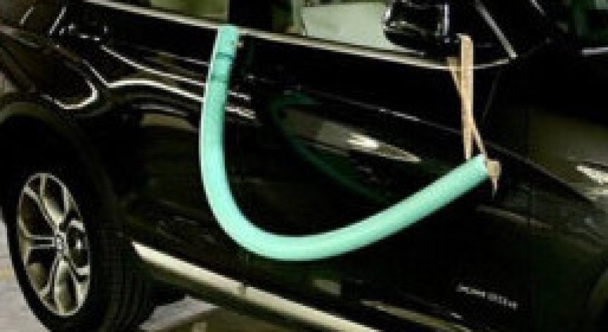 Защо шофьори слагат макарони за плуване по автомобилите си