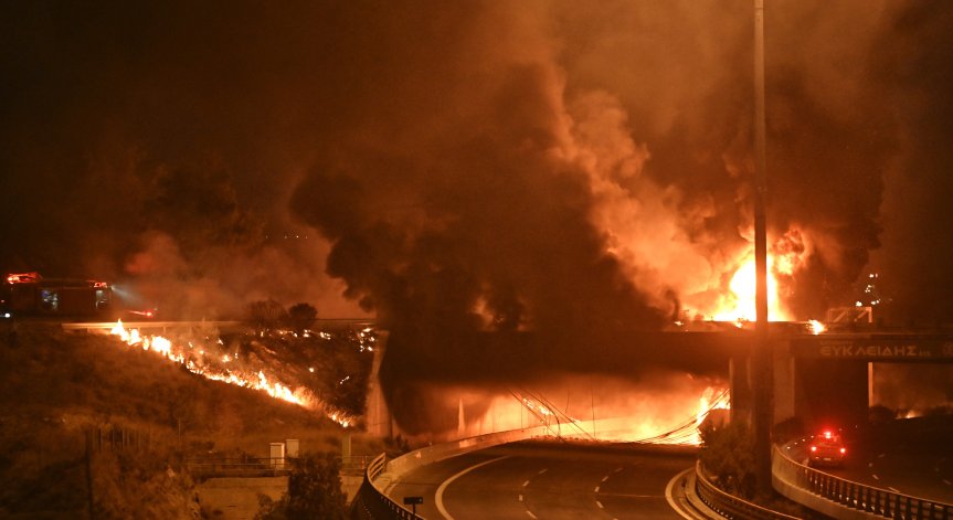 Склад за Зехтин изгоря в Гърция, пътища остават затворени заради пожарите