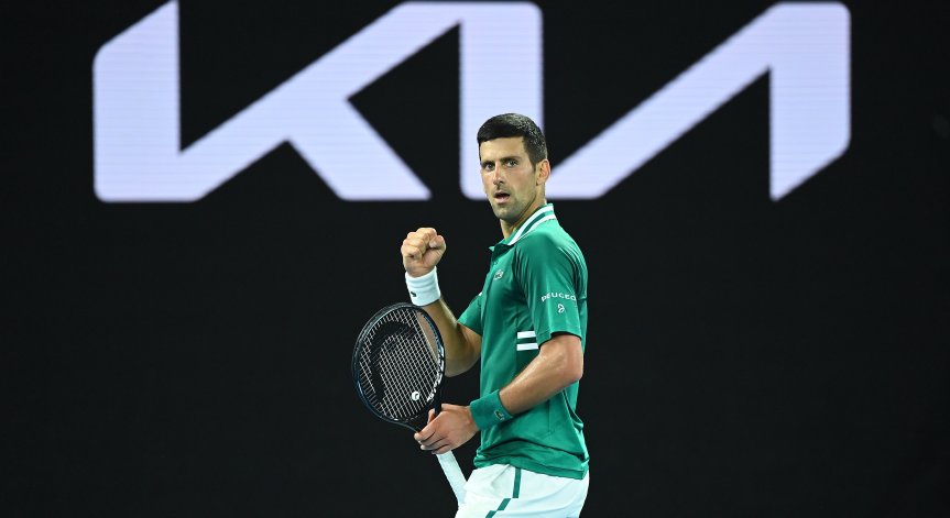 След счупена ракета и 4-сетова драма: Джокович отива на полуфинал в Мелбърн