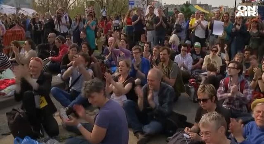 Екоактивисти продължават с протестите в Лондон, продължават и арестите им