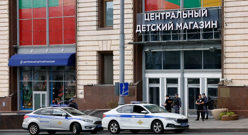 Посетителите на магазина са евакуирани.