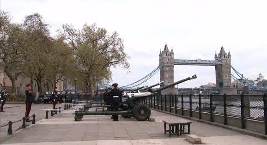 Топовни салюти огласиха Лондон в чест на новата кралска рожба