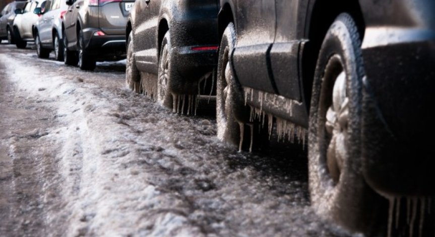 Минусови температури, заледени пътища... Как да шофираме безопасно?
