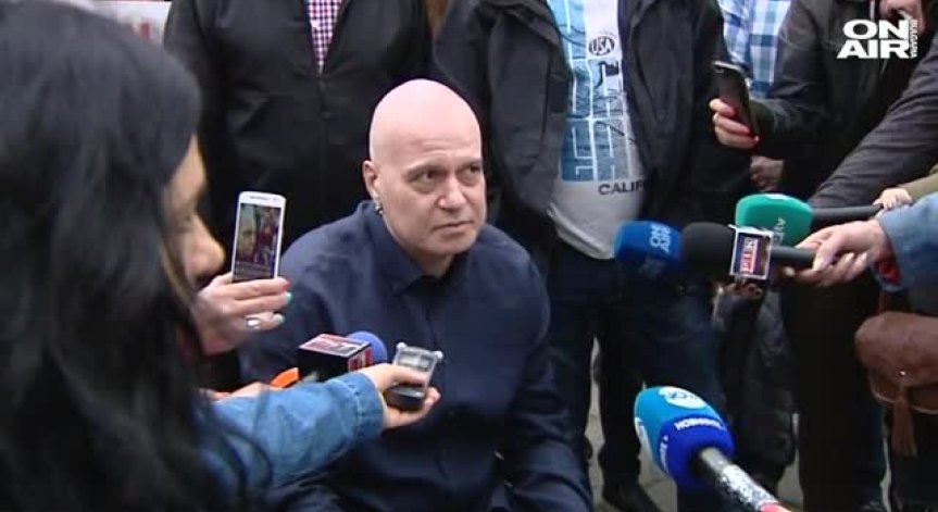 Слави Трифонов пак протестира