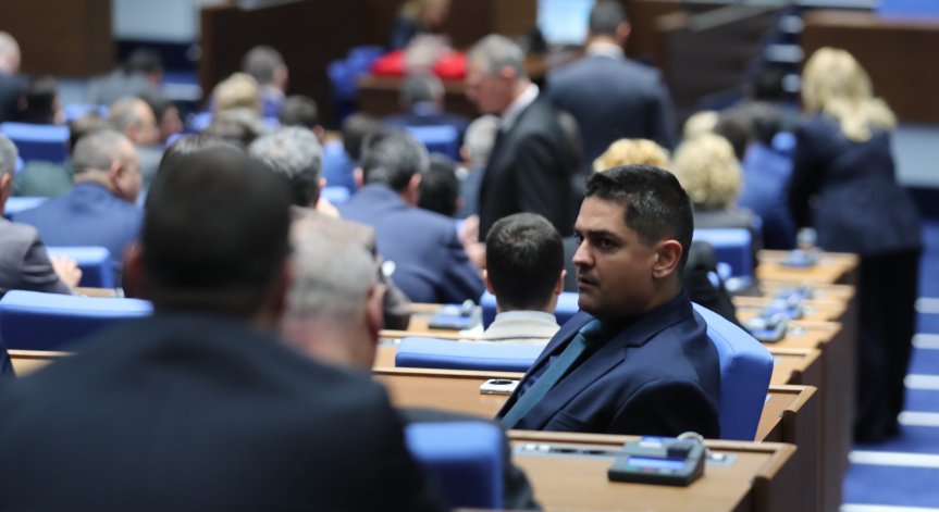 Най-възрастният депутат - Силви Кирилов от ИТН изпълнява функцията на председател.