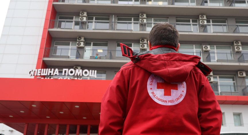 Травматологичният екип на доц. Рашков извърши първа от поредица операции.