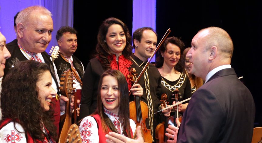 Радев удостои ДФА 