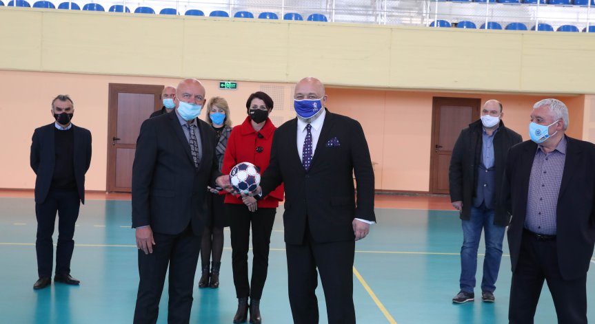 Министър Кралев откри обновена зала по хандбал в НСА