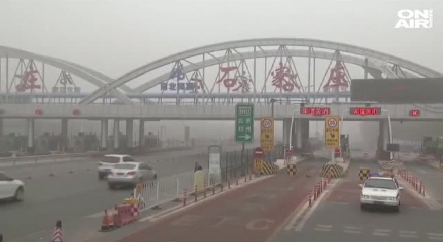 Мръсен въздух и в Китай, затвориха магистрали, отменени са полети