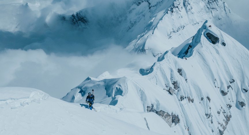 Един загинал и десетки с хипотермия след снежната буря на Еверест