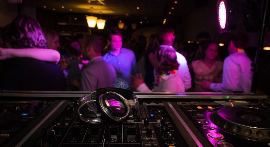 Полицаи хванаха десетки непълнолетни в нощни клубове, намериха и райски газ