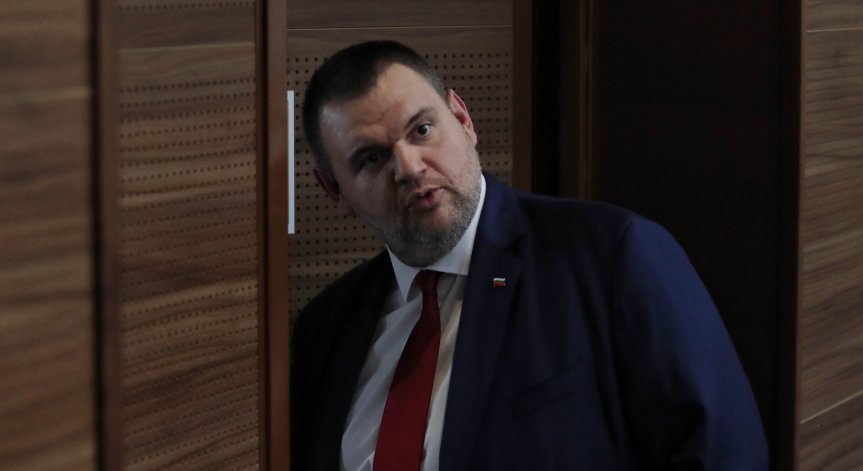 Пеевски прати репортерите да се разходят из НС