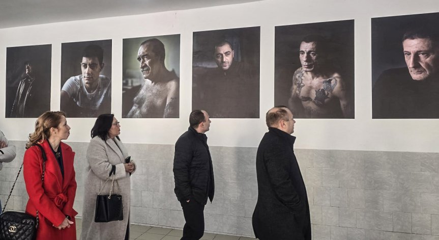 Чрез снимки актьорът и фотограф разказва истории на осъдени лица.