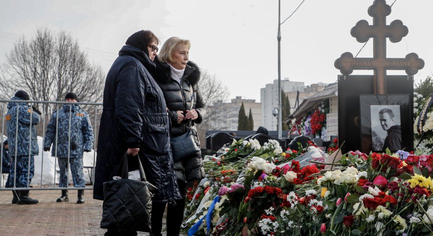 Под засилено полицейско присъствие: Майката на Навални се сбогува със сина си