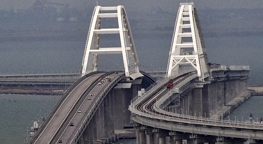 Британското разузнаване: Кримските мостове няма да издържат тежката техника на Русия
