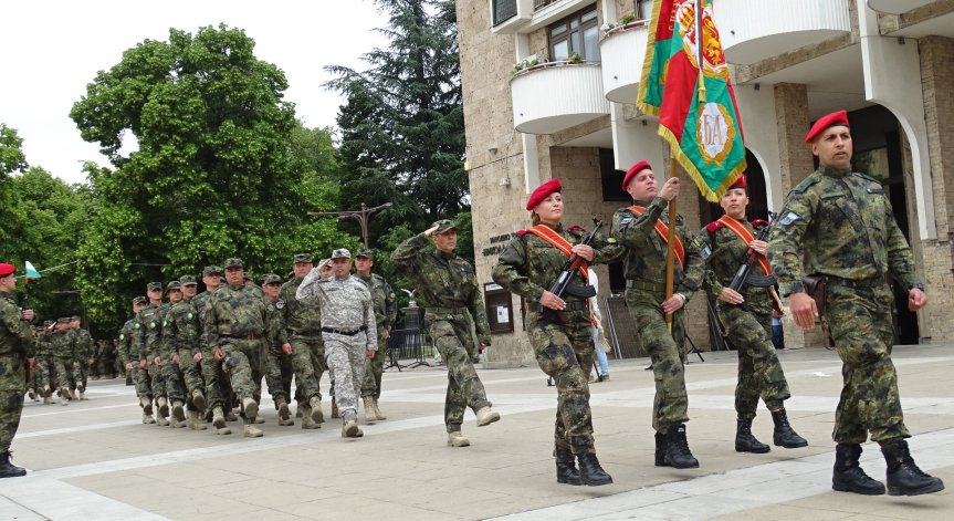 На първо четене: Вдигат възрастта за влизане в армията на 40 г.