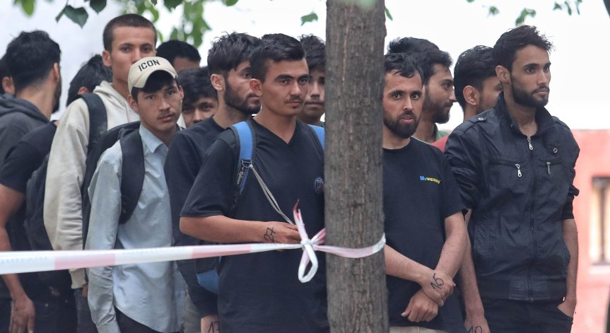 Алжирски мигрант се нахрани безпардонно в столичен магазин, отказа да плати и размаха нож на охраната