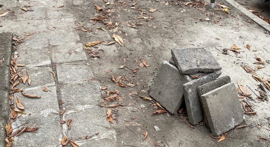 След ремонт: Тротоар в Русе прилича на нива