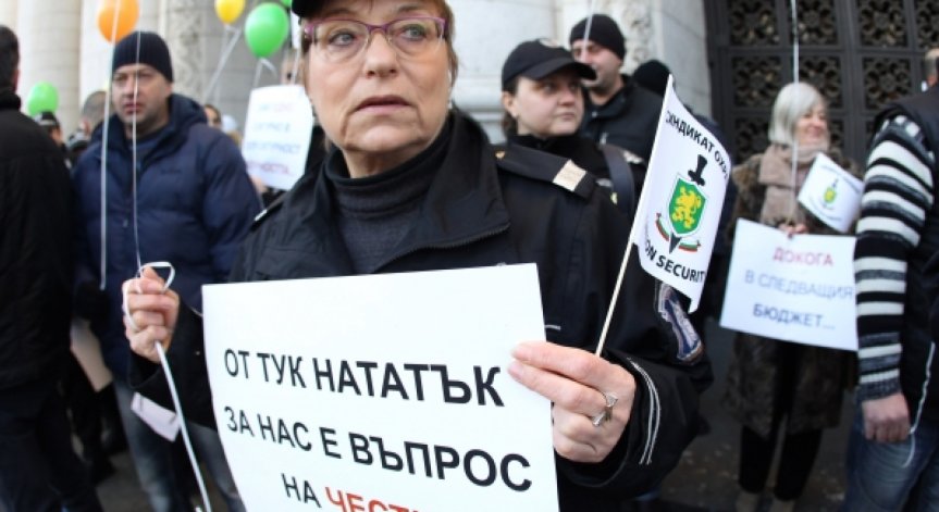 Протестите на надзирателите продължават в късния следобед