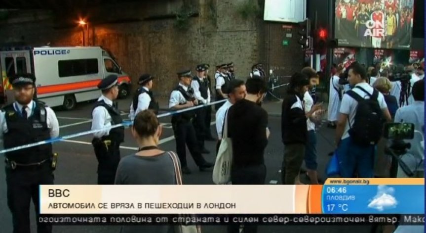 Автомобил се вряза в пешеходци, излизащи от джамия в Лондон