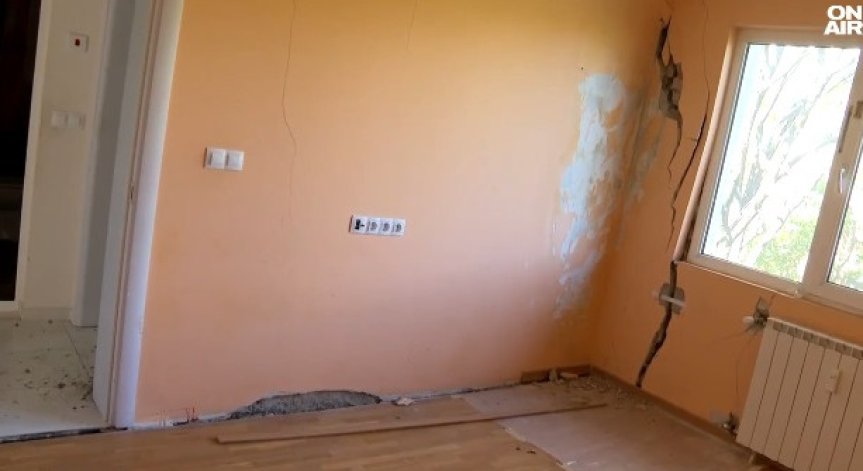 Семейства търсят спасение от разцепен блок в София