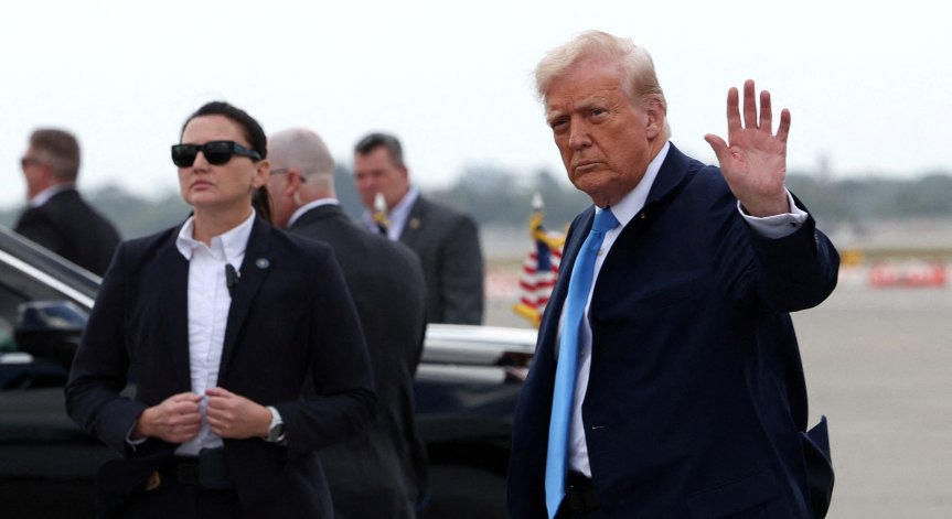 Не стана ясно дали Тръмп заплашва с бомбардировки само от американски самолети.