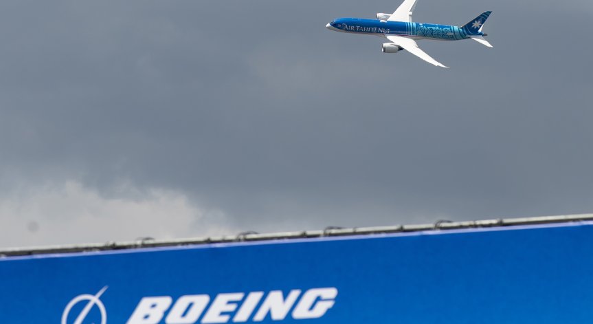Boeing 777 кацна аварийно в Москва заради проблем с двигателя