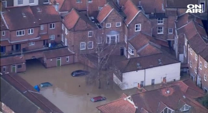 Бурята Франк заплашва да причини нови наводнения във Великобритания