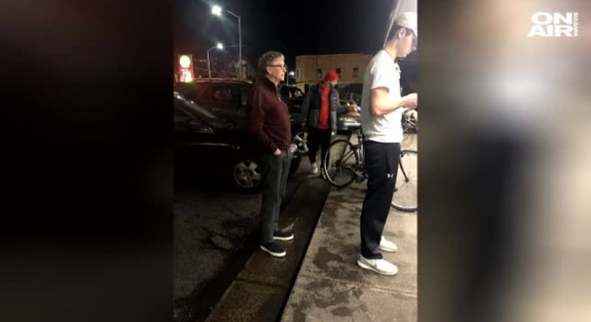 Вторият най-богат човек на планетата се нареди на опашка за бургер