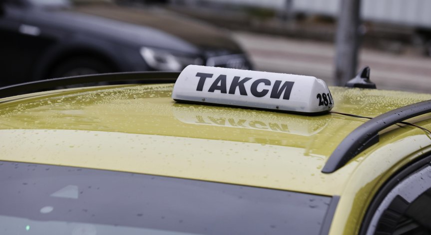 Прокуратурата проверява таксиметров шофьор, снимал пияна жена, която заспала в колата