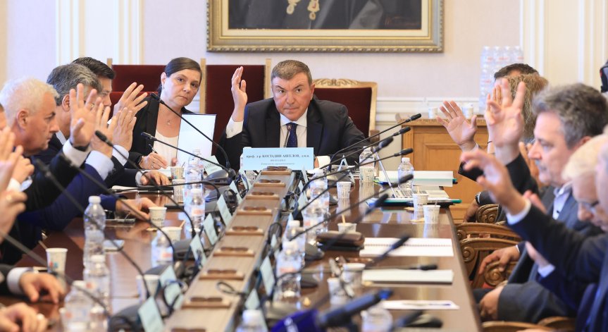 Здравната комисия изслуша кандидатите за управител на НЗОК