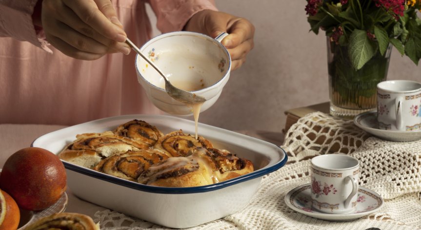 Залейте козунака с получената смес.