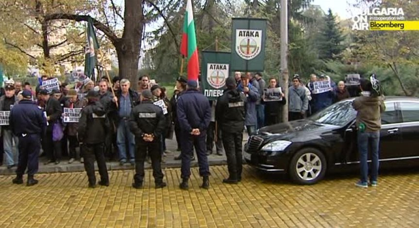Атака организира протест пред парламента