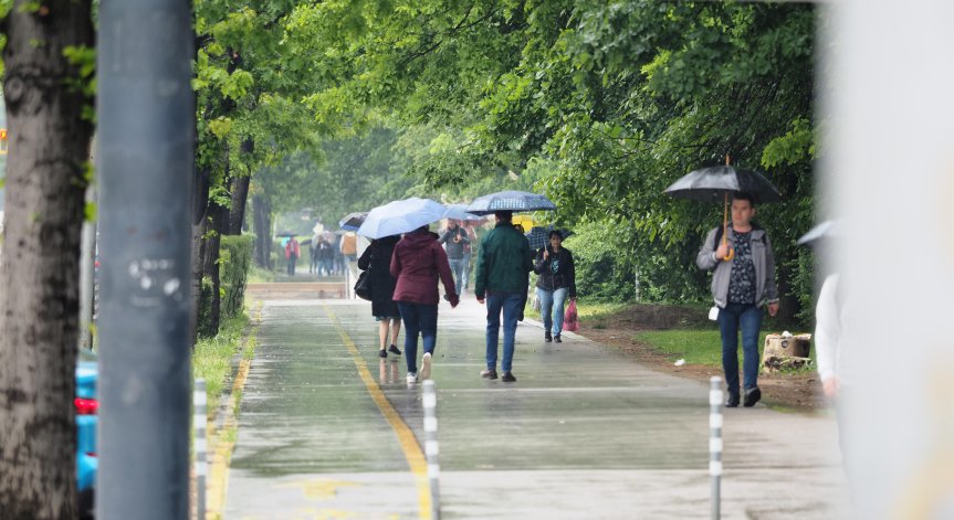 Вятърът усилва усещането за студ.