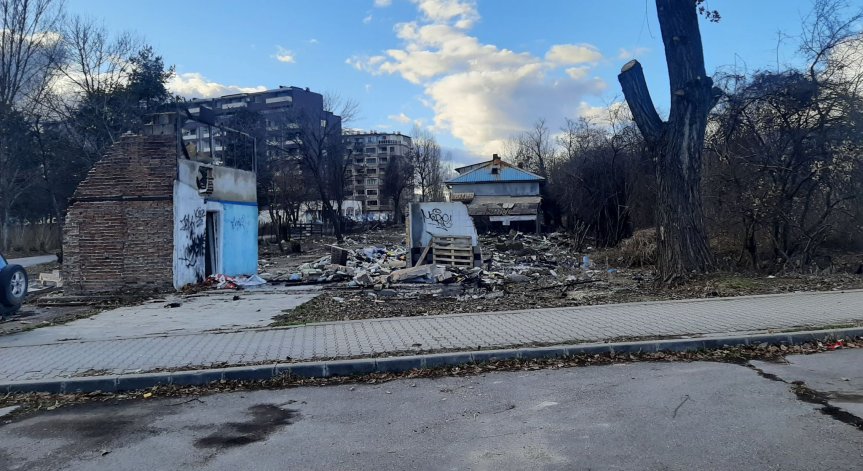 Опасна полуразрушена сграда до метростанция 