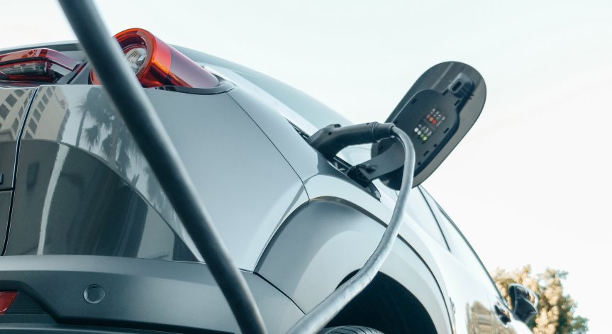 Tesla мами потребителите с фалшив пробег на колите