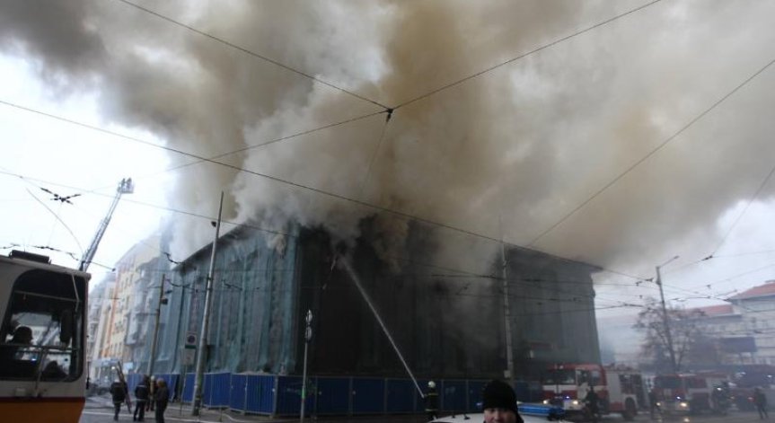 Разследват умишлен палеж за пожара в сградата на 