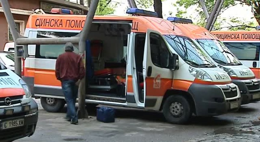 Посред бял ден: Пиян шофьор седна зад волана на линейка и катастрофира