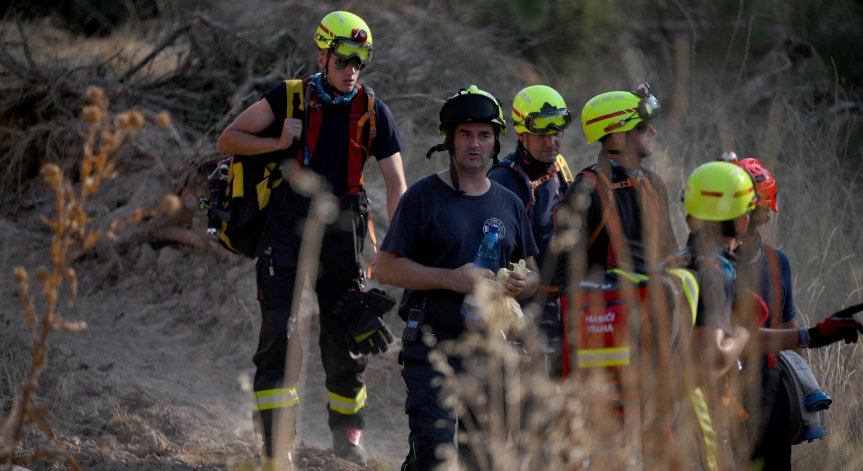 Пожарникарите в Гърция водят денонощна и неравна битка с пламъците в Еврос