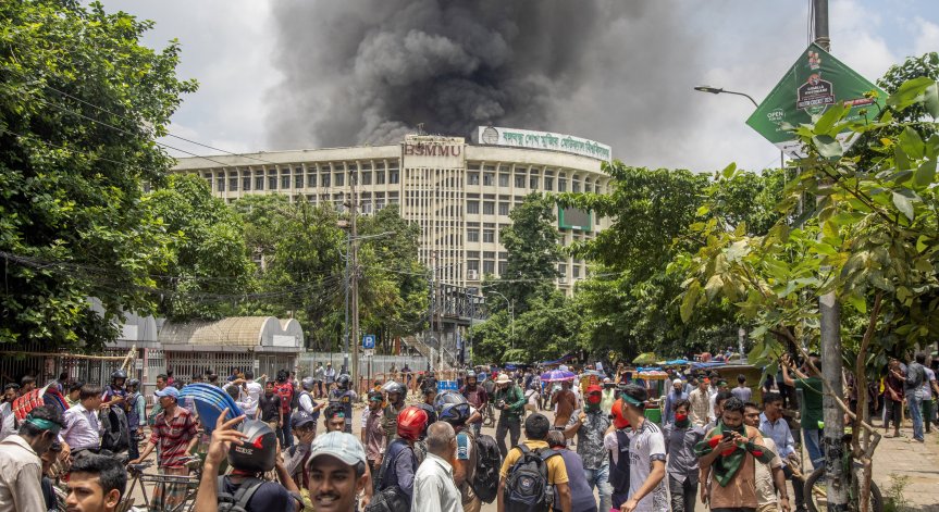 Въведен е полицейски час.