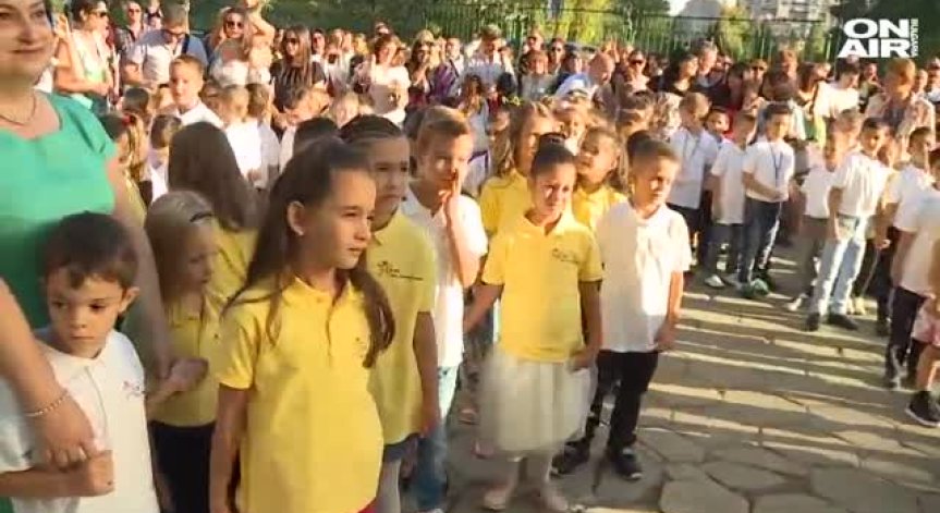 Първият звънец бие за 700 000 български ученици