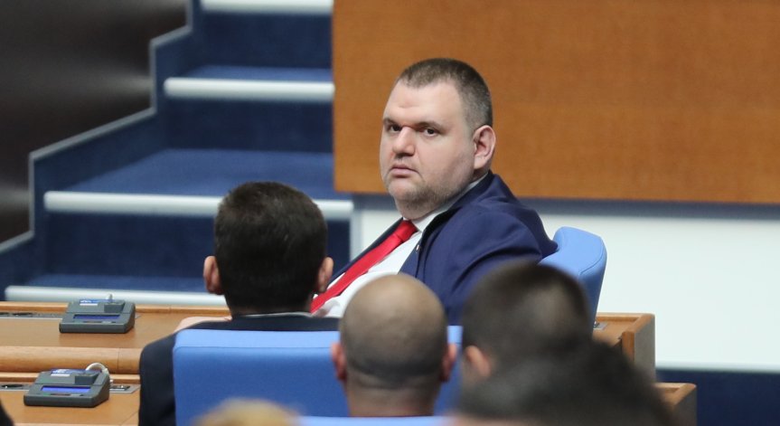 Делян Пеевски коментира полетът на президента Румен Радев със самолета F-16.