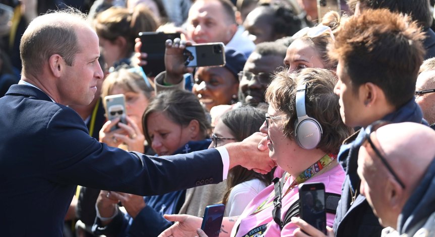 Без Хари - крал Чарлз III и принц Уилям се ръкуваха с хора, чакащи да се поклонят пред Елизабет II (+ СНИМКИ)