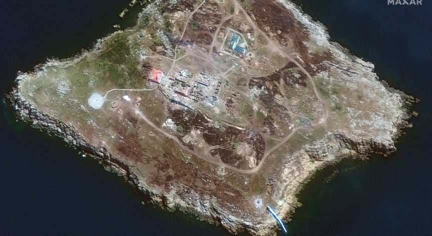 Украйна обвини Русия: Обстрелват с фосфорни бомби Змийския остров в Черно море